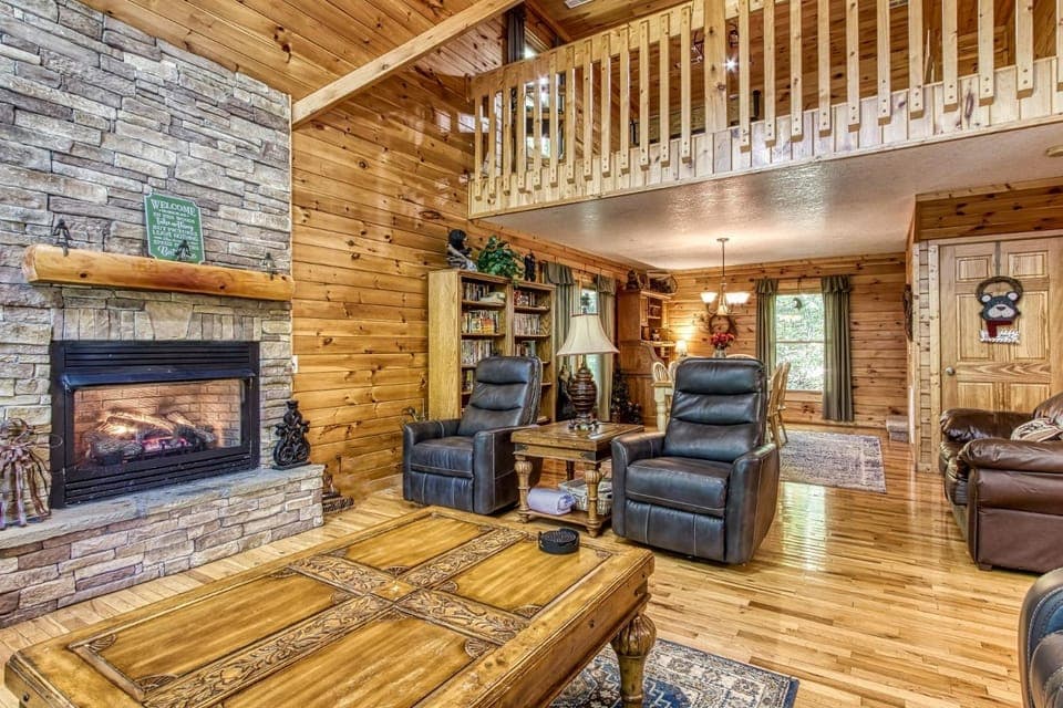Whispering Oaks - Private Pigeon Forge Getaway,,,Close to Tanger Outlet Shopping cabin Cabin in Sevierville