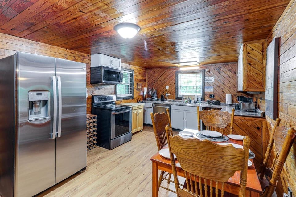 Peaceful + Cozy Cottage on Over 7 Acres w/ Creek House in Caldwell