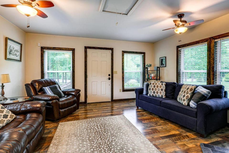 Peaceful + Cozy Cottage on Over 7 Acres w/ Creek House in Caldwell