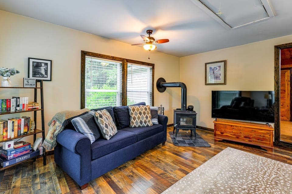 Peaceful + Cozy Cottage on Over 7 Acres w/ Creek House in Caldwell