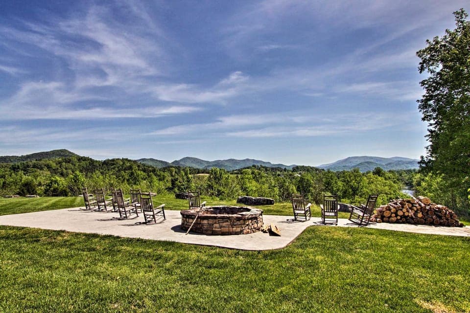Chic Townsend Condo w/ Saltwater Pool! House in Sevier County