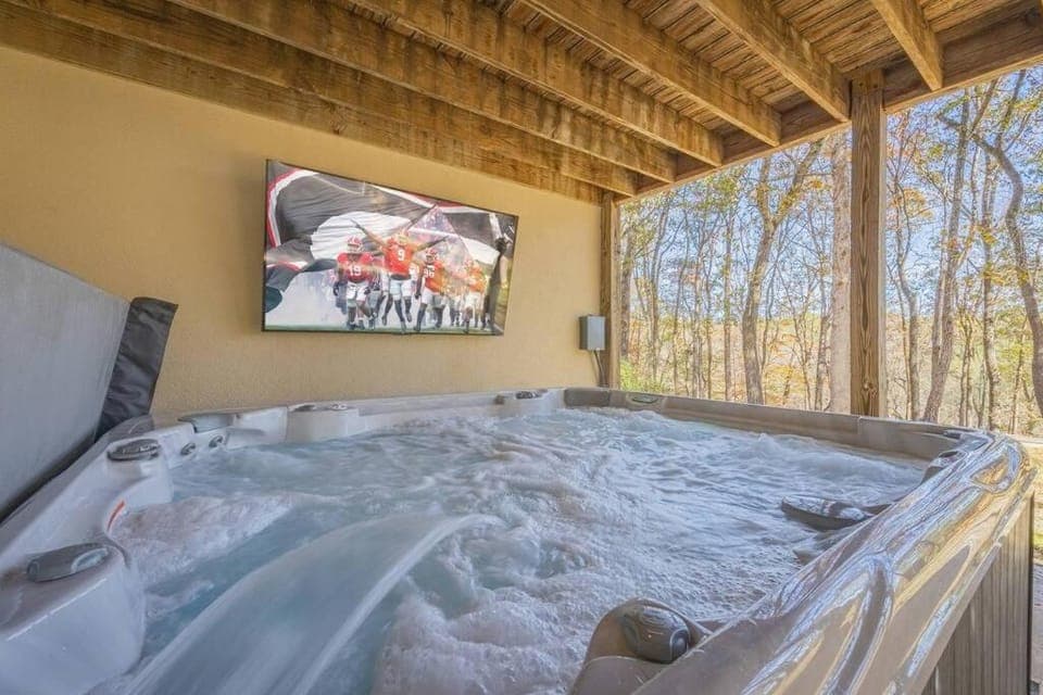 Large Luxury House, King Beds and More, Hot Tub, Theater, Fireplace, Game Room, Ping-pong, Pool Table, Air Hockey, Arcade, River, Big Kitchen, Nice Porch, Quiet, Good for Families and Large Groups, Near UGA Golf Course, Close to UGA & Stanford Stadium Villa in Athens