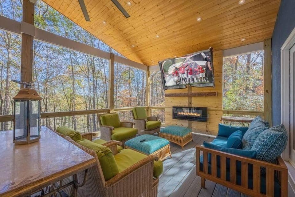 Large Luxury House, King Beds and More, Hot Tub, Theater, Fireplace, Game Room, Ping-pong, Pool Table, Air Hockey, Arcade, River, Big Kitchen, Nice Porch, Quiet, Good for Families and Large Groups, Near UGA Golf Course, Close to UGA & Stanford Stadium Villa in Athens
