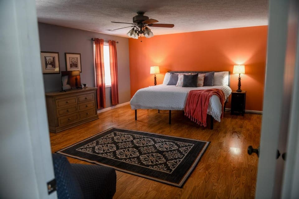 Seating area, Bedroom, fireplace