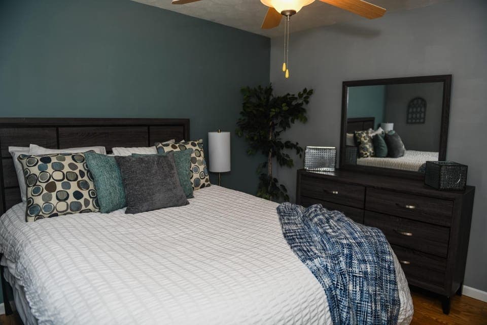 Bed, Decorative detail, Bedroom, Guests, fireplace