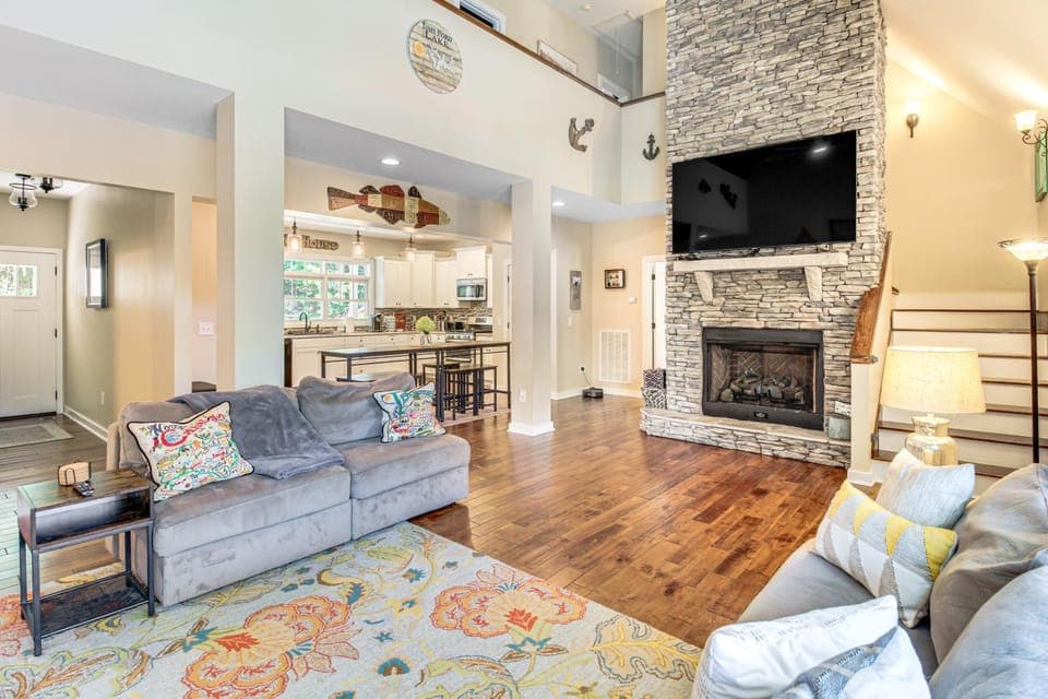 Modern Tims Ford Lake Home w/ Private Dock & Pool! House in Lynchburg