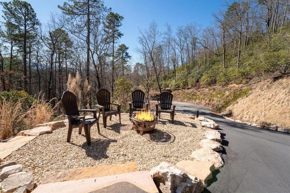 Little Mountain Lodge · Little Mountain Lodge - NEW Pisgah Fores House in Tennessee