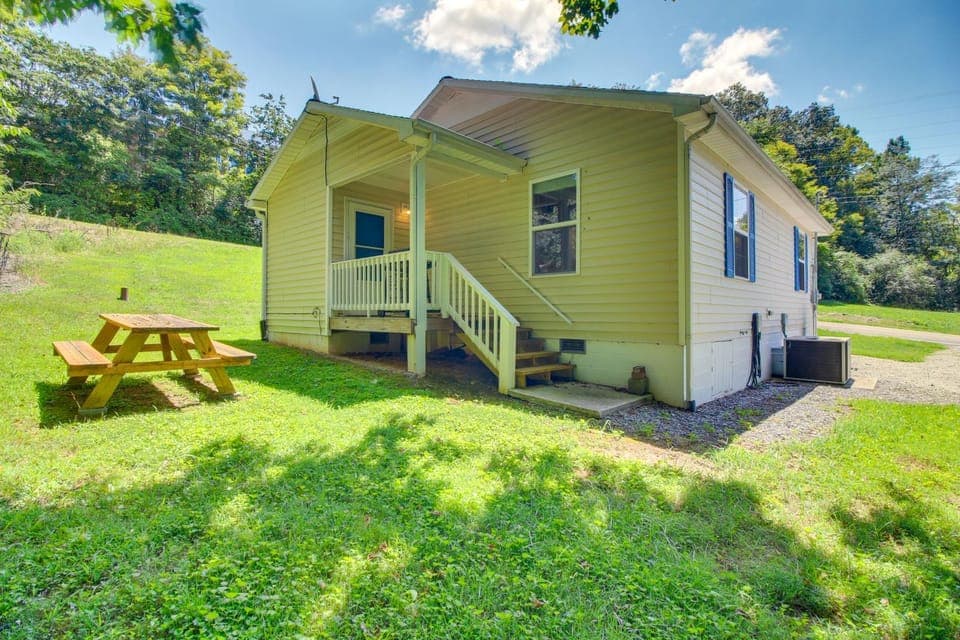 Walk to Main St: Inviting Byrdstown Home w/ Yard! House in Byrdstown