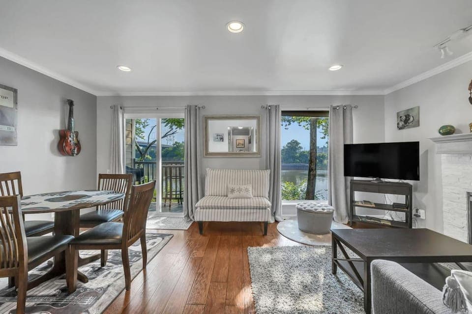20min Walk to Broadway, Nash Condo, 2Bd2Bth, Pool Apartment in East Nashville