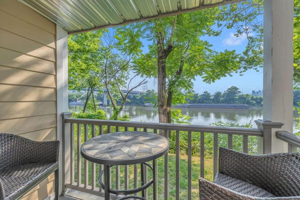 20min Walk to Broadway, Nash Condo, 2Bd2Bth, Pool Apartment in East Nashville
