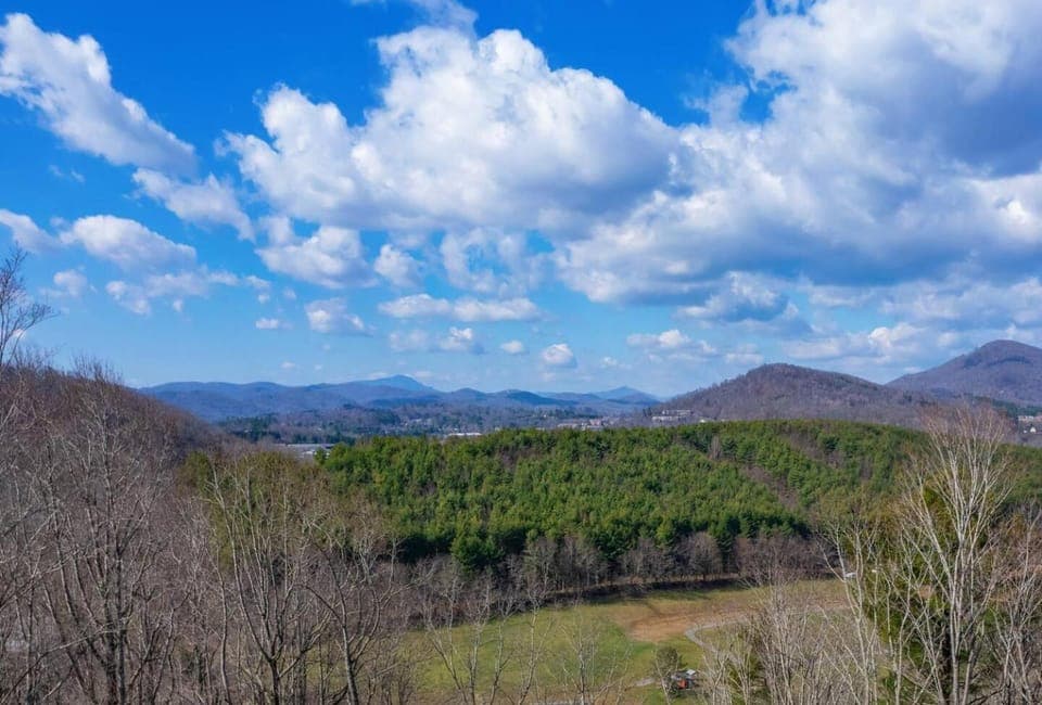 New Cabin, 5 Minutes to Boone, Long Range Views! Cabin in Watauga