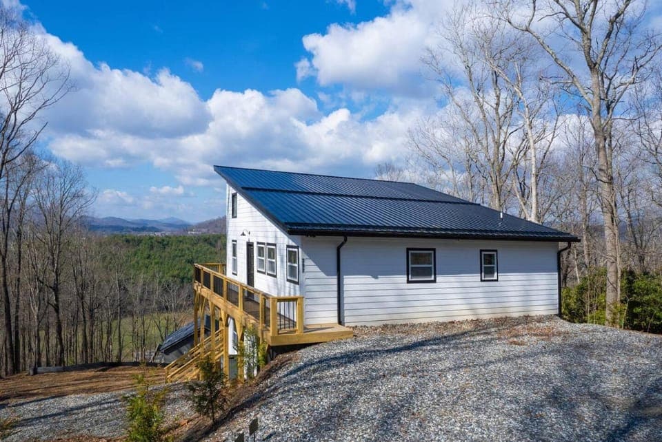 New Cabin, 5 Minutes to Boone, Long Range Views! Cabin in Watauga
