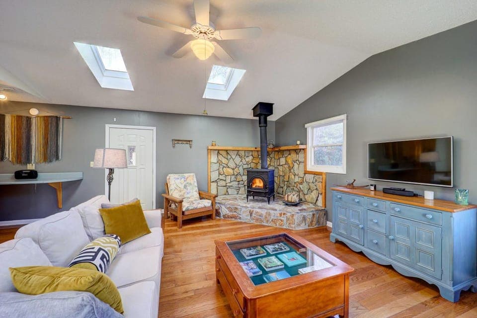 Lakefront Butler Retreat w/ Hot Tub & Dock! House in Watauga Lake