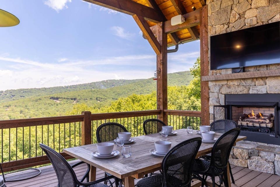 Breezeway Lodge at Eagles Nest House in Beech Mountain