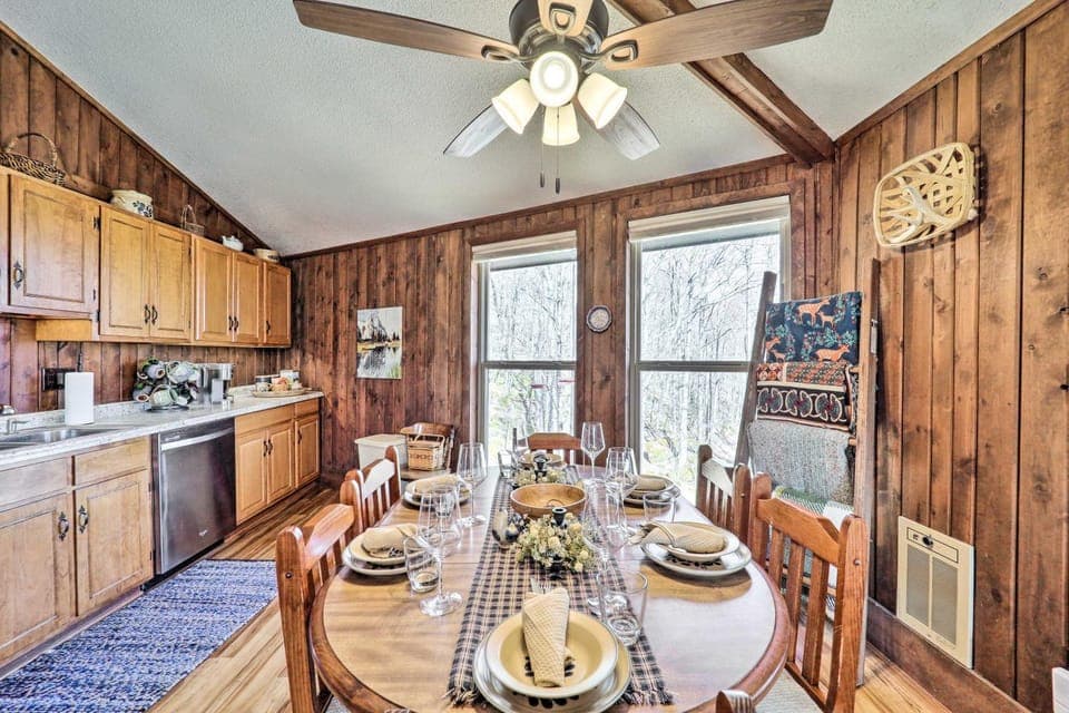 1/2 Mi to Skiing! Beech Mountain Cabin w/ Deck Cabin in Beech Mountain