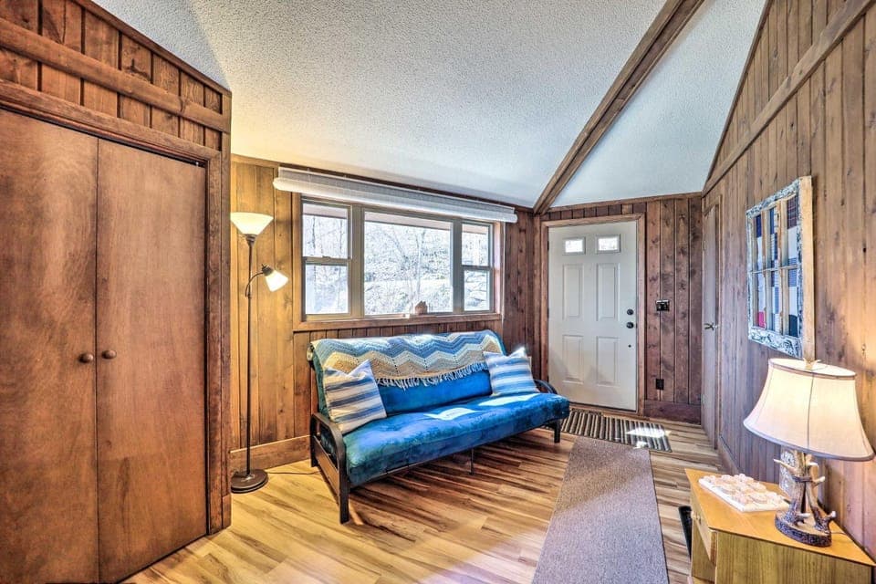 1/2 Mi to Skiing! Beech Mountain Cabin w/ Deck Cabin in Beech Mountain