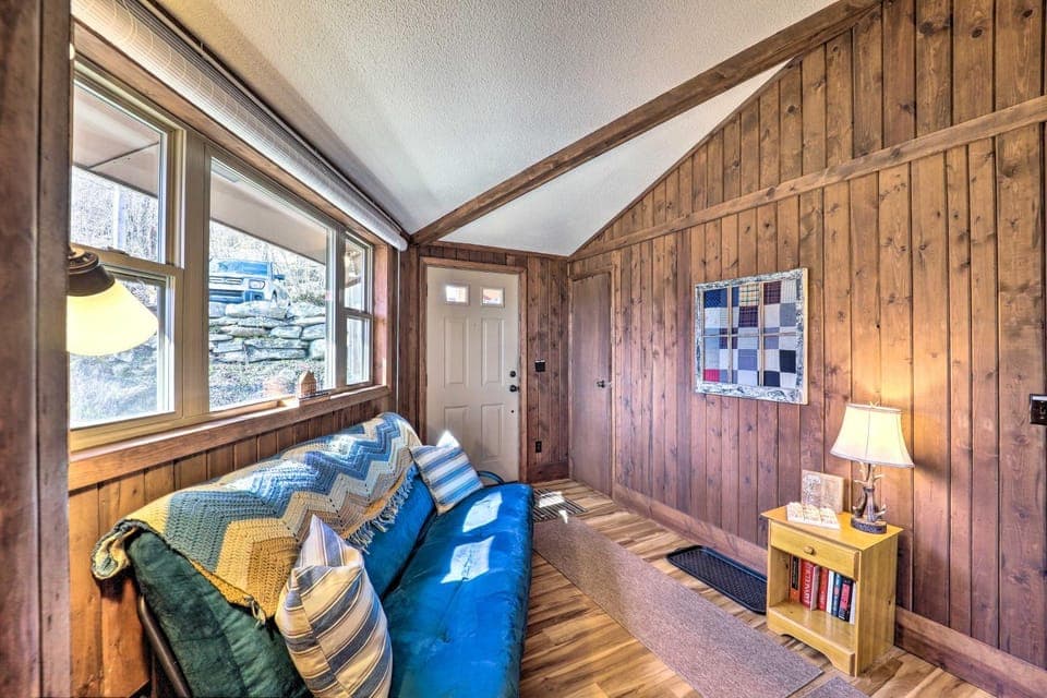 1/2 Mi to Skiing! Beech Mountain Cabin w/ Deck Cabin in Beech Mountain