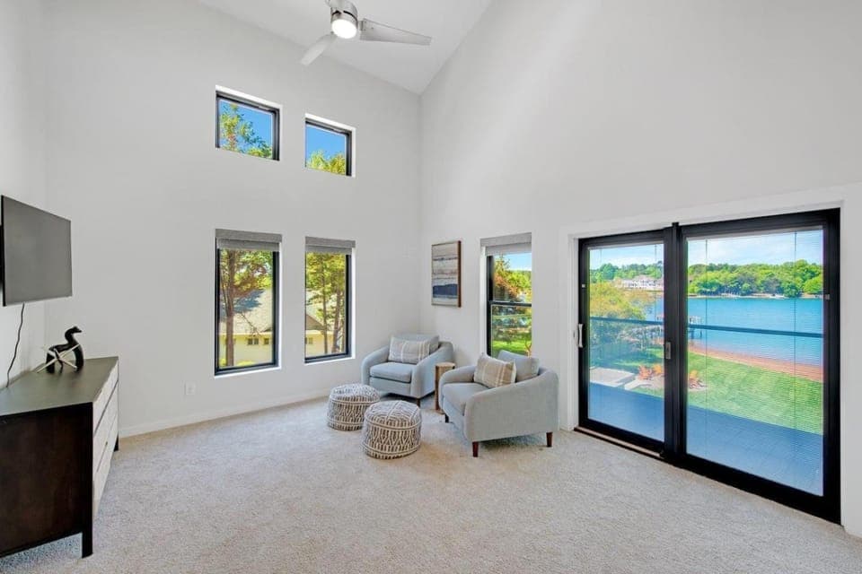 Blue Haven w/Game Room, Hot Tub & Optional Boat Rental House in Mooresville