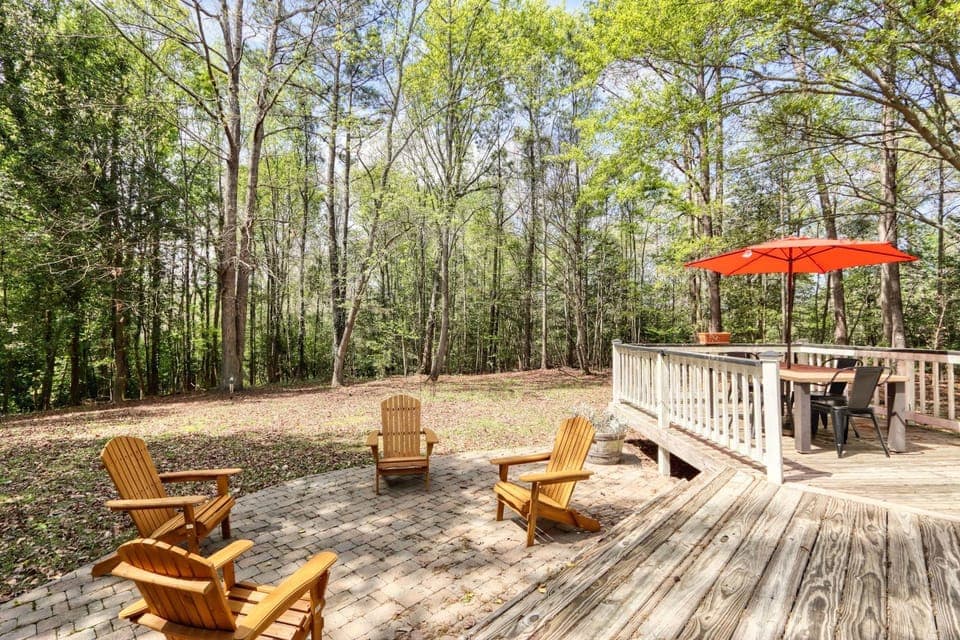 Patio, Spring, Day, Natural landscape, Dining area, Garden view, sunbed