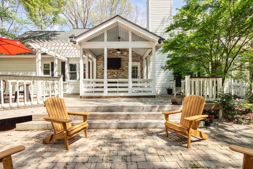Property building, Patio, Communal lounge/ TV room, Spring, Day, Garden view