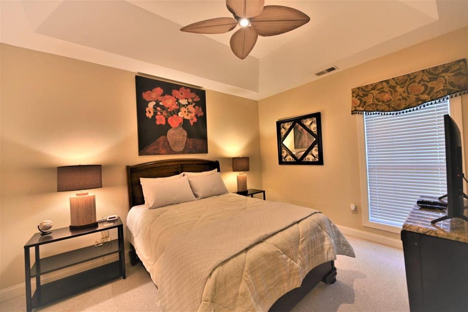 Bed, TV and multimedia, Bedroom