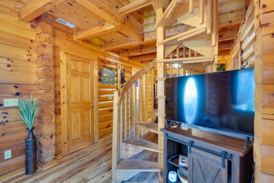 Private Hot Tub: Lovely Cabin in Gatlinburg! Cabin in Sevier County