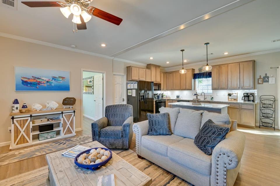 Resort Home ~ 1 Mi to Myrtle Beach Access! House in Surfside Beach