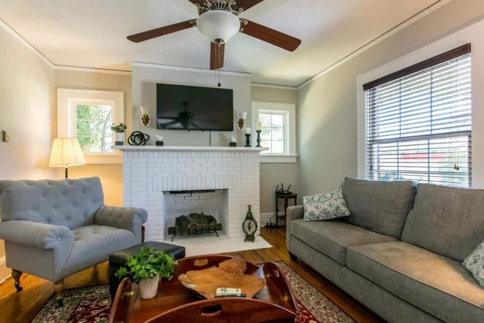 TV and multimedia, Living room, Seating area, fireplace