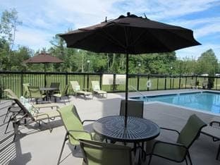 Swimming pool [outdoor]