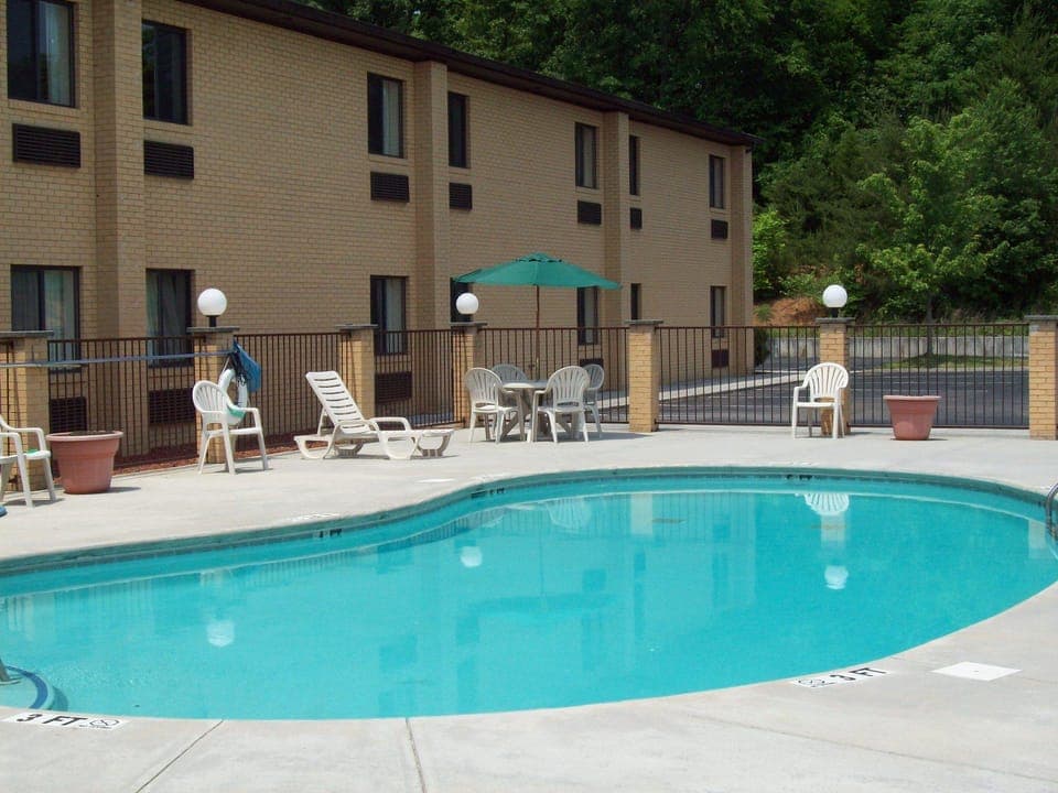 Swimming pool [outdoor]