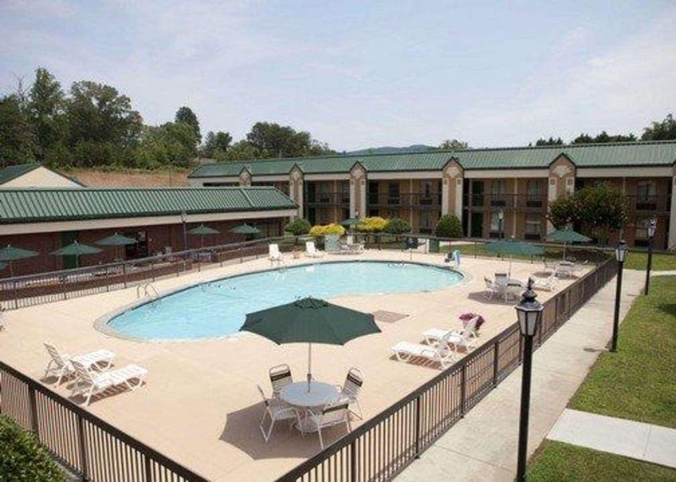Swimming pool [outdoor]