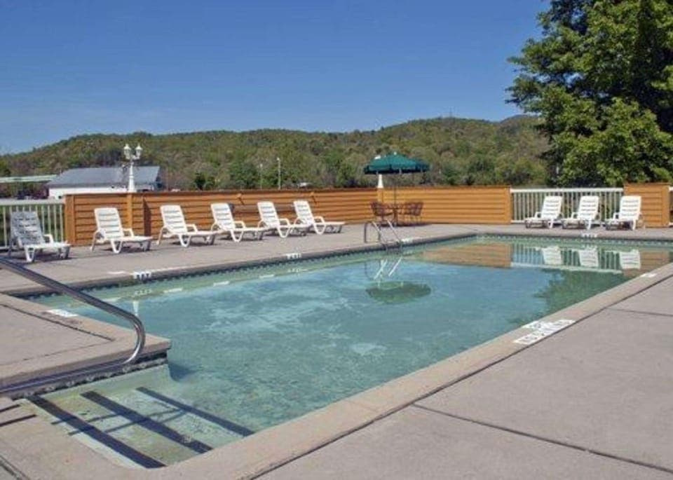 Swimming pool [outdoor]