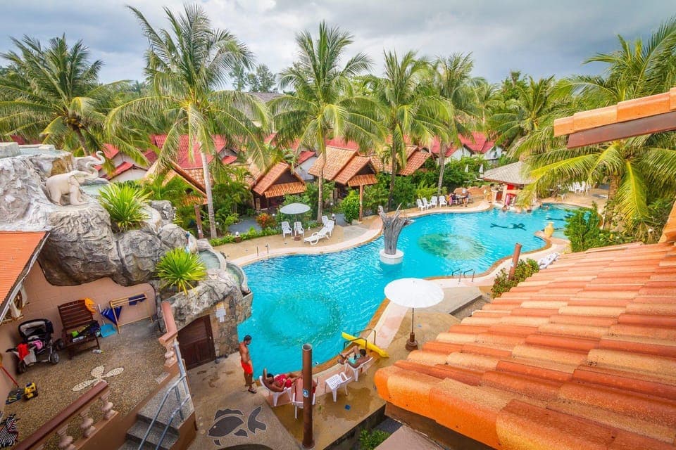 Swimming pool [outdoor]