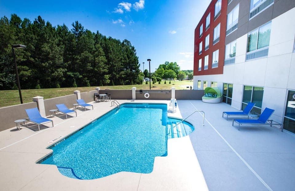 Swimming pool
