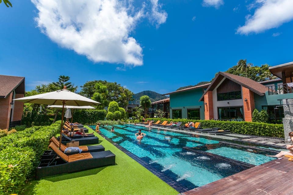 Swimming pool [outdoor]