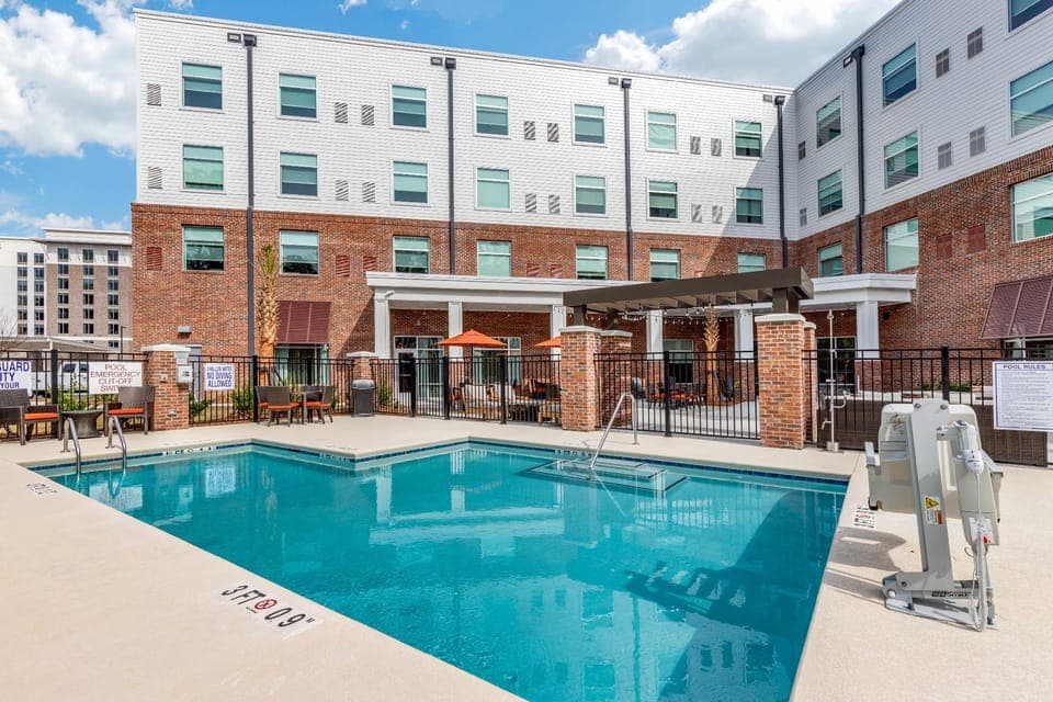 Swimming pool [outdoor]