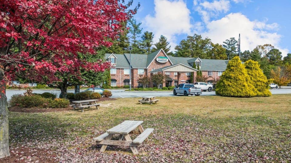 Mountain Inn & Suites Flat Rock Hotel in Hendersonville
