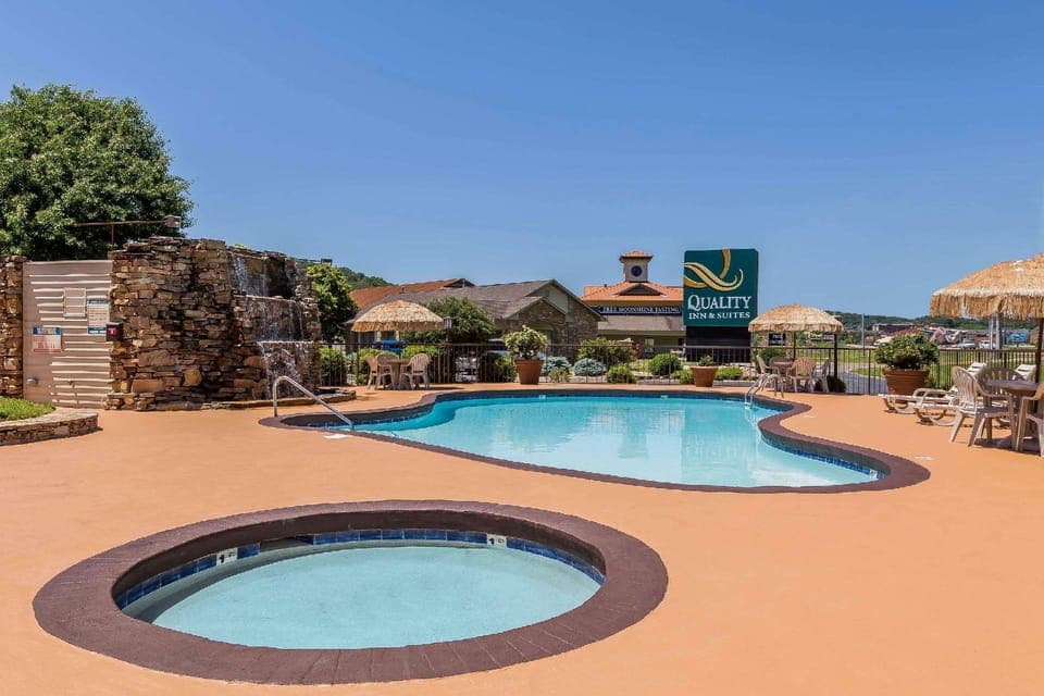 Swimming pool [outdoor]