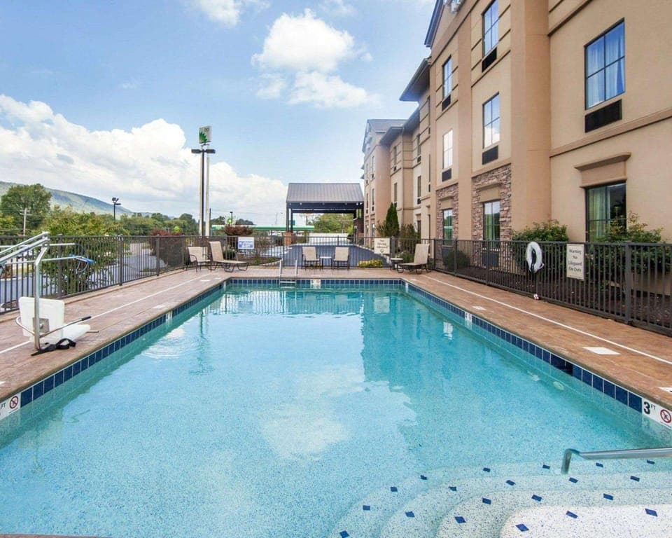 Swimming pool [outdoor]
