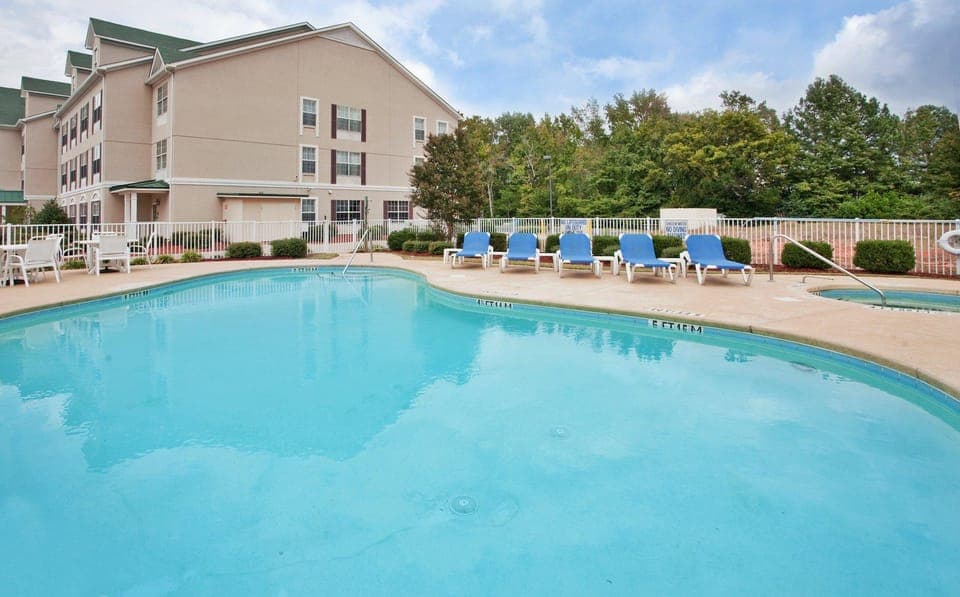 Swimming pool [outdoor]