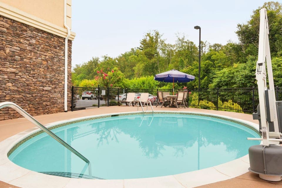 Swimming pool [outdoor]