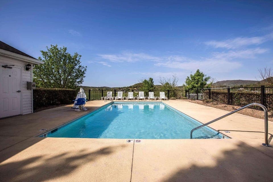 Swimming pool [outdoor]