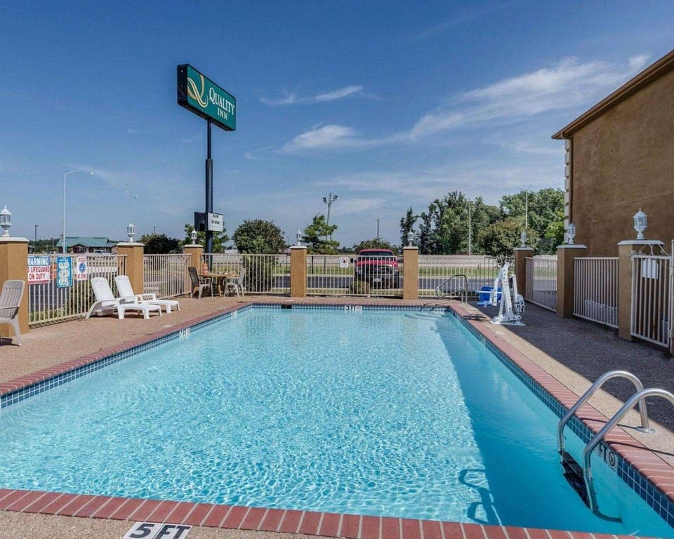 Swimming pool [outdoor]