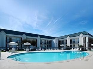 Swimming pool [outdoor]