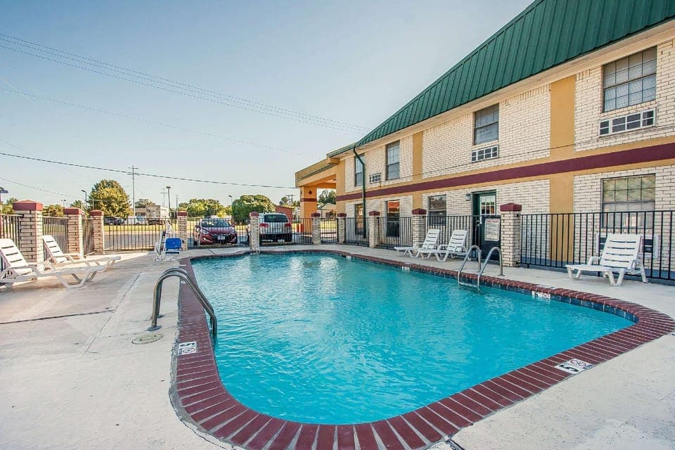 Swimming pool [outdoor]