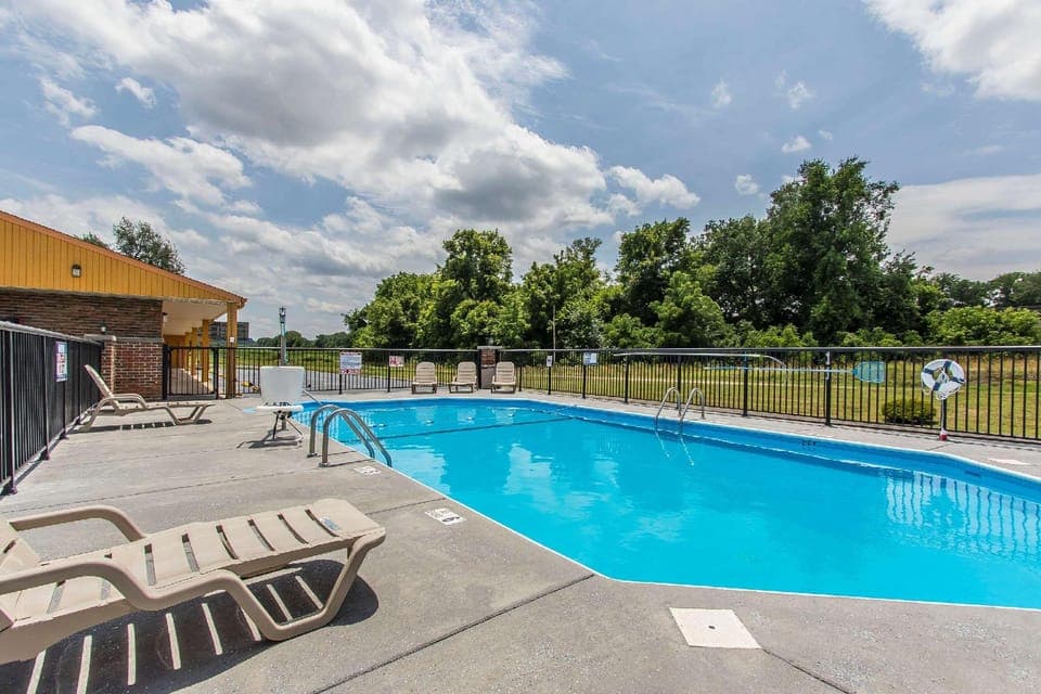 Swimming pool [outdoor]