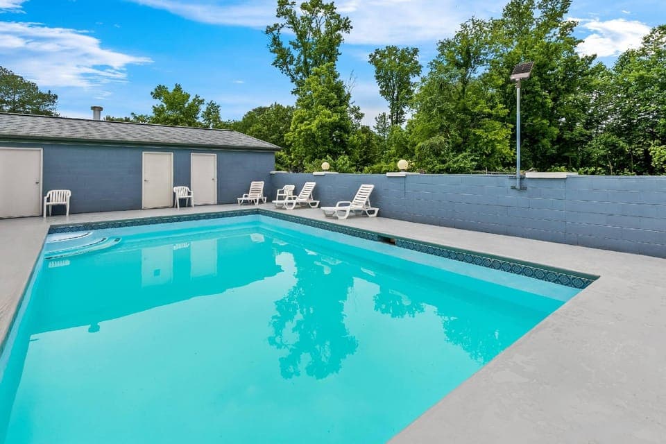 Swimming pool