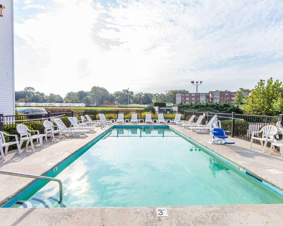 Swimming pool [outdoor]