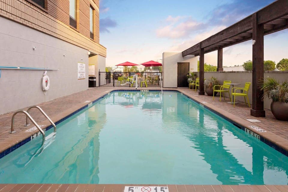 Swimming pool