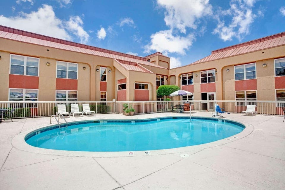 Swimming pool [outdoor]
